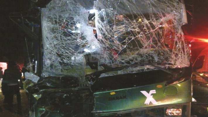 האוטובוס של ביטון לאחר התאונה ב־2013. צילום: דוברות איחוד הצלה