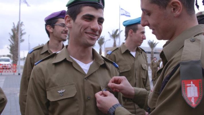 &quot;אחותי היתה פאראמדיקית&quot;. עומר אוחנה מקבל את סיכת הפאראמדיק. צילום: דובר צה&quot;ל