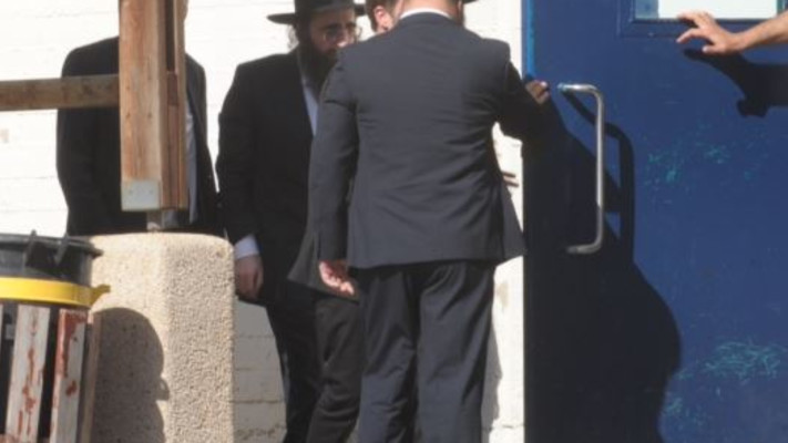 הרב יאשיהו פינטו נכנס לכלא (צילום: אבשלום ששוני)