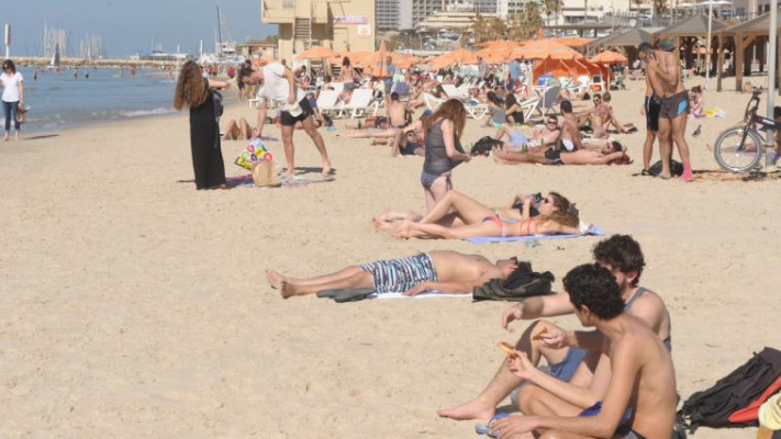 &quot;החלטנו להבריז ולבוא לים&quot;. חוף בתל אביב. צילום: אבשלום ששוני