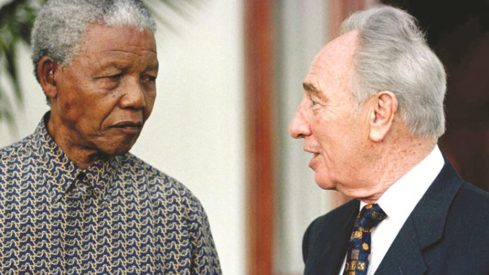 פרס עם נלסון מנדלה בפגישתם ב-1996. צילום: רויטרס
