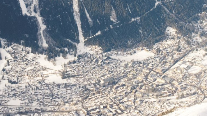 למרגלות המון בלאן. העיירה שאמוני