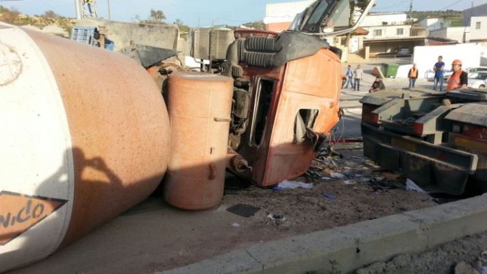 מערבל בטון שהתפהך בשפרעם, שבוע שעבר. הנהג נהרג. צילום: כבאות והצלה מחוז צפון