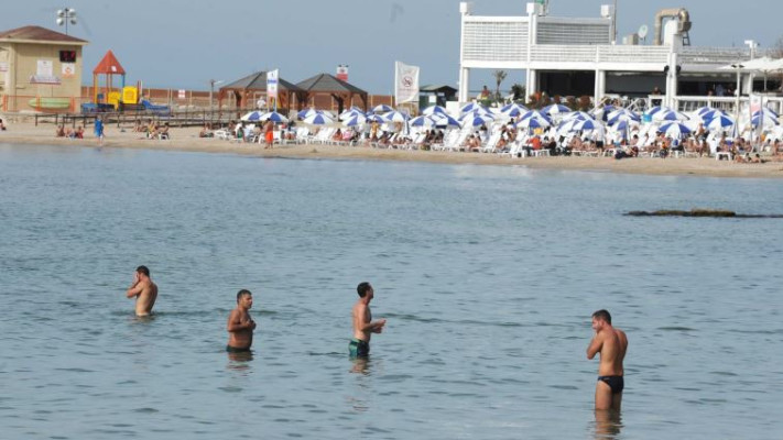מתרחצים בחוף הים, השבוע. צילום: אבשלום ששוני
