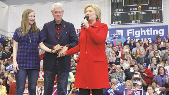 הילרי, ביל וצ'לסי קלינטון. כל עשייה טובה נענשת בסופו של דבר. צילום: רויטרס