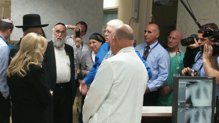 שרה נתניהו ויעקב ליצמן מבקרים את הפצועה שרה שפרלינג. צילום: אסף הרופא