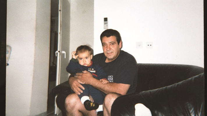 &quot;לפני מסיבת בת המצווה התפללתי שהוא יפתיע אותי&quot;. להב ובתו, כשהייתה תינוקת. צילום: באדיבות המשפחה