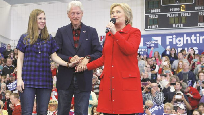 ״הוא נראה חלש ומט לנפול. עיניו  כבויות ללא הברק של פעם&quot;. הקלינטונים בהרכב מלא באיווה. צילום: רויטרס