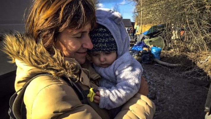 עובדת ישראייד עם פעוט ממחנה הפליטים, צילום: יח&quot;צ.