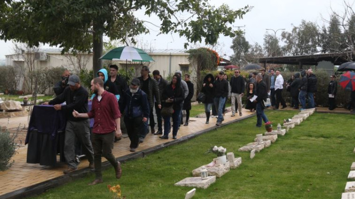 מאות ליוו את ארונו של יוסי גרבר בדרכו האחרונה. צילום: אבשלום ששוני