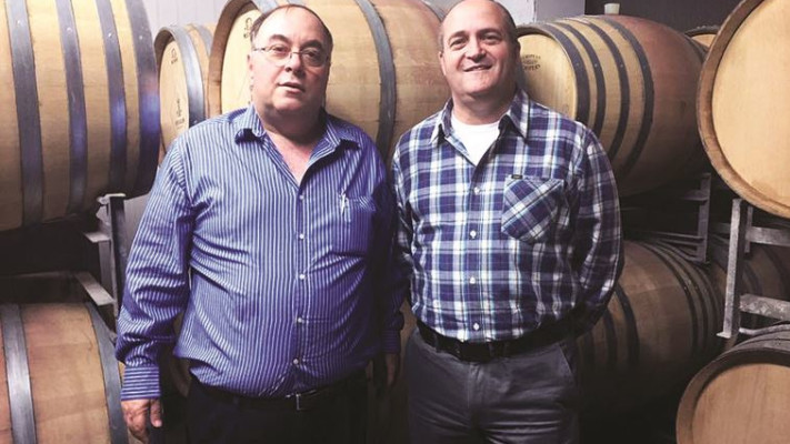 אבי בניהו, דובר צה&quot;ל איתו עבד וינר בלשכת הרמטכ&quot;ל, מתארח ביקב של וינר. צילום: תמר בת אבי