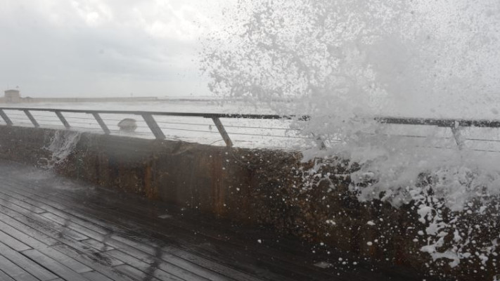 נמל תל אביב בסערה. צילום: אבשלום ששוני