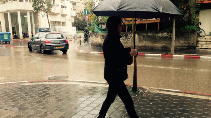 גשום בתל אביב. צילום: אבשלום ששוני