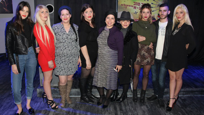 משפחת אלחרר-אזולאי, אחותי ג'קי במועדון קריוקי (צילום: אור גפן)