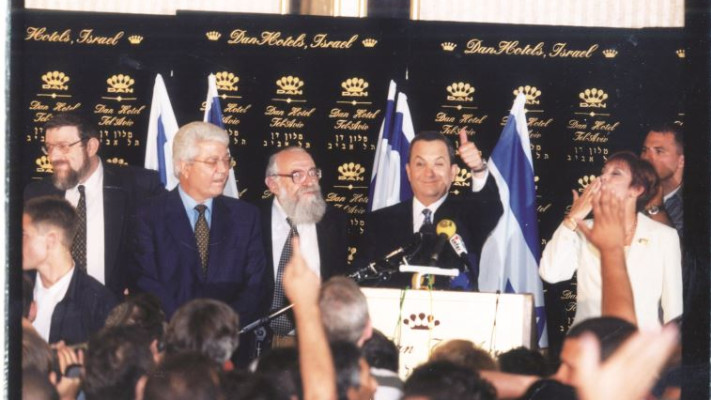 ברק בניצחון ב-1999. הממשלה התפרקה תחת ידיו. צילום: נאור רהב