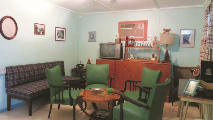 היום קשה לדמיין מנהיג שחי בצנעה כו, סלון ביתו של בן גוריון. צילום: מיטל שרעבי