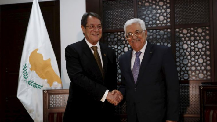 מחויבים לפלסטינים. אנסטסיאדיס ואבו מאזן. צילום: רויטרס