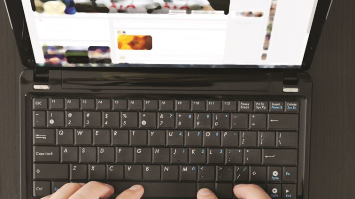 גולשים באינטרנט. צילום: אינגאימג'