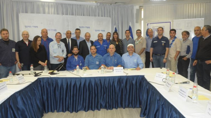 שר החינוך נפתלי בנט עם ראשי תנועות הנוער. צילום: אבשלום ששוני