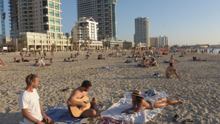 מבלים על חוף הים בתל אביב. צילום: אבשלום ששוני