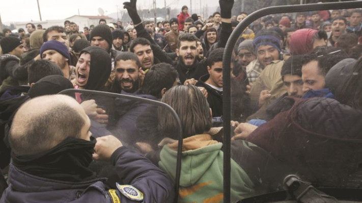 פליטים מגיעים לגבול מקדוניה. צילום: רויטרס