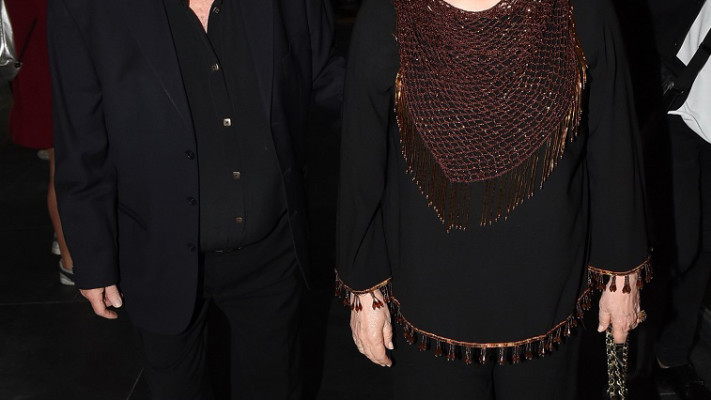 אגמון עם ראייתו אלמגור. &quot;יש בעיה כשמגיעים לפקידי האוצר, שההצגה היחידה שראו היא 'שמלת השבת של חנהל'ה&quot;. צילום: יח&quot;צ