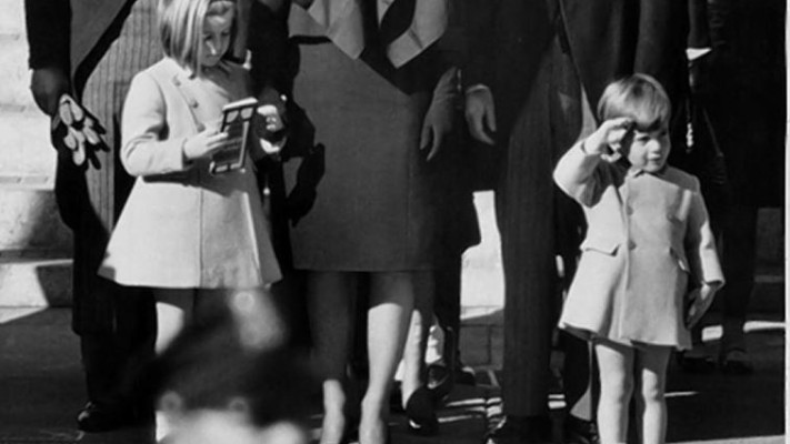 ג'ון קנדי ג'וניור בהלויית אביו. צילום: ללא