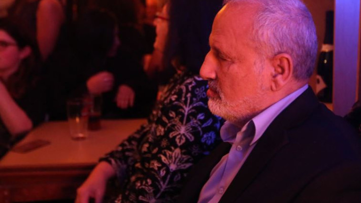 המשורר  ארז ביטון באירוע ההשקה. צילום: אריאל בשור 