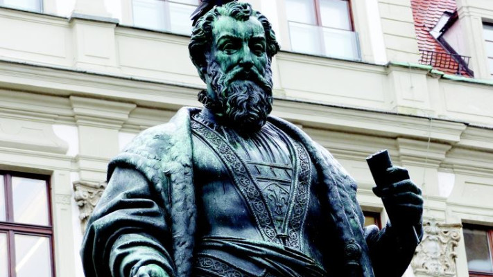 פסל של יעקוב פוגר העשיר. צילום: תלמה אדמון 