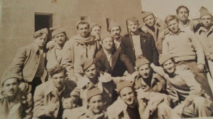 &quot;כל זיהוי של אחד המצולמים הנוספים בתמונה עשוי לשפוך אור על דיוקנו של בני ברלה&quot;. התמונה שנמצאה באלבום של משפחת קופרברג. ראשון מימין: ישקה קופרברג. צילום פרטי