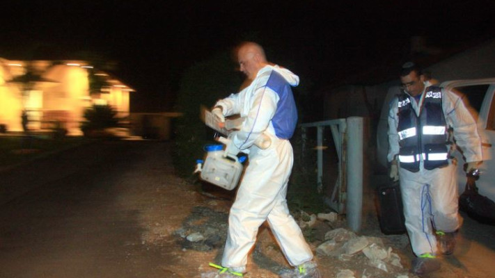 חוקרי המז&quot;פ בזירת הרצח של יצחק אלגבי. צילום: אמיר מאירי