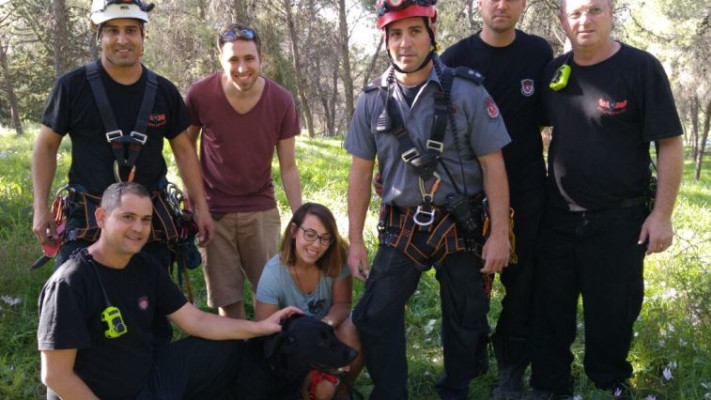 הכלבה מילי עם המחלצים ביער אלכסנדרוני. צילום: כיבוי ואש פתח תקווה