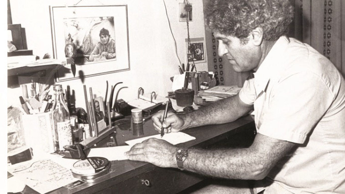 נתן יונתן בחד העבודה שלו. צילום: פול מלינג