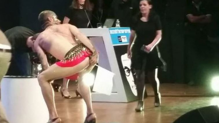  האמן אריאל ברונז מכניס את דגל ישראל לתחת בוועידת התרבות של עיתון הארץ. צילום: הרשתות  החברתיות 