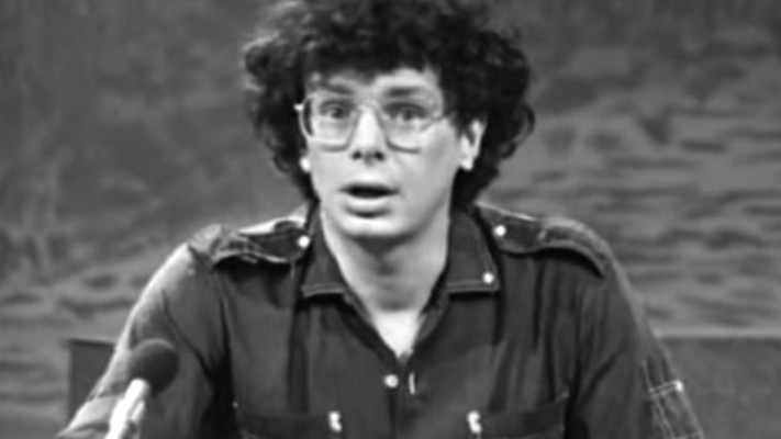 מיכאל דק בימי הנחיית &quot;זהו זה&quot;. צילום מסך מיו טיוב