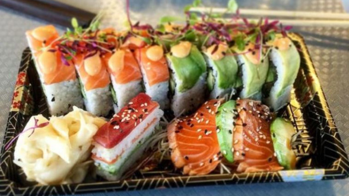 סושי בקפיטריית &quot;אפל&quot;. צילום מתוך חשבון האינסטגרם של vovajenya