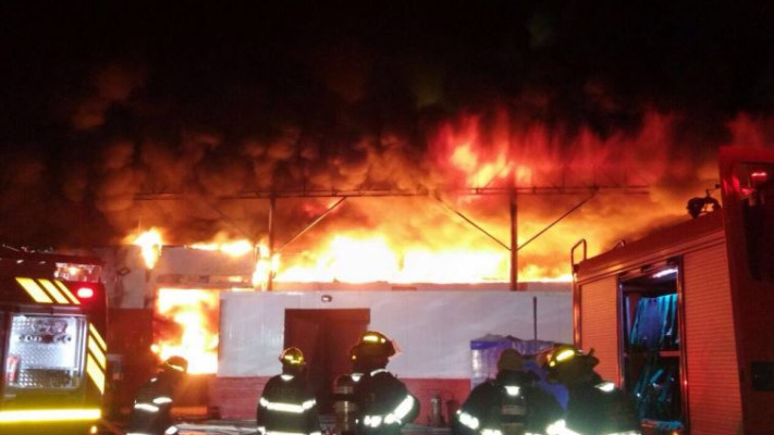 השריפה במשחטה באור יהודה. צילום: משטרת מרחב דן