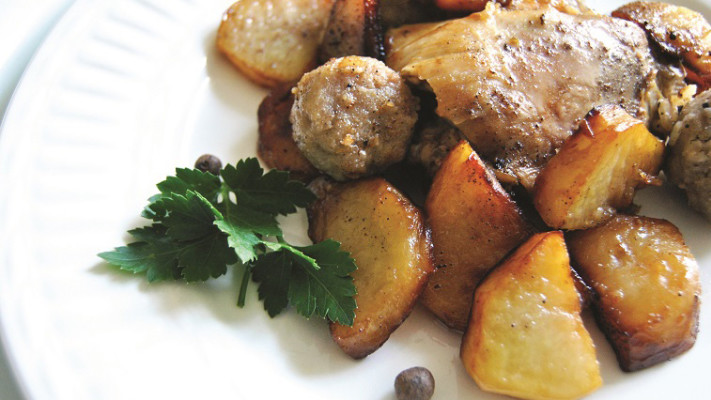 תבשיל עוף עם קובה בשר ותפוחי אדמה