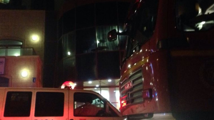 כבאית ואמבולנס מחוץ לביתו של שלומי שבת במרינה בהרצליה. צילום: כבאות והצלה מחוז דן