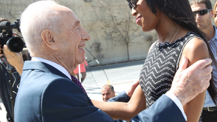 שמעון פרס ונעמי קמפבל. צילום: רפי דלויה