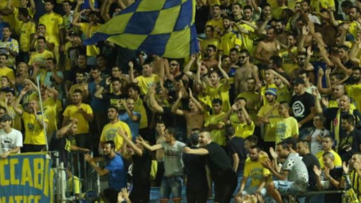 אוהדי מכבי. יצחקי אחד השחקנים האהובים במועדון. צילום: ערן לוף