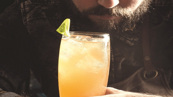 מחכה לגמר העולמי. שירה והקוקטייל. צילום: בן יוסטר