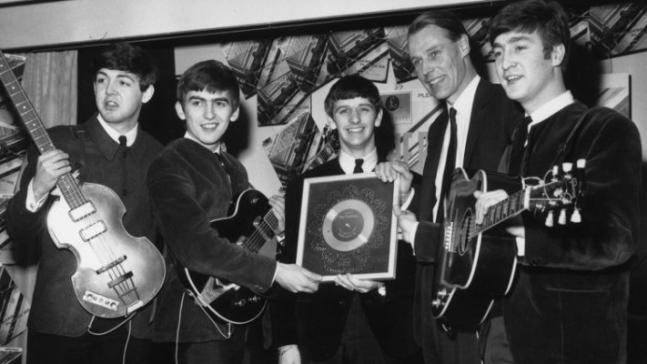 ג'ורג' מרטין עם הביטלס. שון לנון, בנם של ג'ון ויוקו אונו, היה נסער עד כדי כך שלא מצא די מילים. צילום: Getty