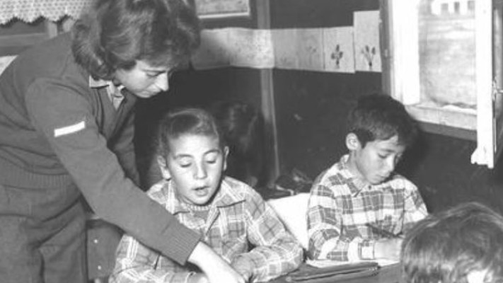 מורה חיילת במושב מנוחה. גויסו לפרויקט ביעור הבערות