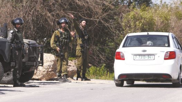 מחסום של צה''ל לאיתור שב''חים ליד קלקיליה, אתמול. הממשלה תקדם חקיקת בזק נגד מעסיקים ומסיעים של שוהים בלתי חוקיים