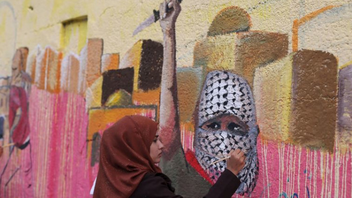 כתובת קיר בעזה המהללת את טרור הסכינים.  צילום: רויטרס