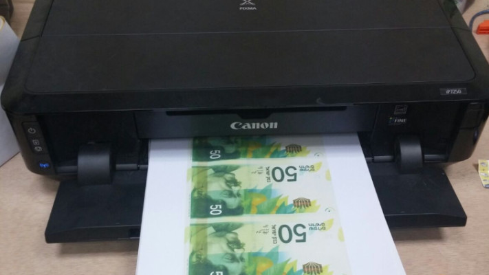 השטרות שנמצאו במעבדה ביתית בכרמיאל. צילום: חטיבת דובר המשטרה