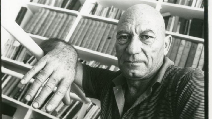 ינאי והספריה. צילום: ראובן קסטרו