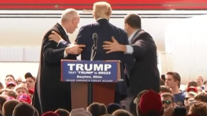 דונלד טראמפ מוקף במאבטחיו. צילום: רויטרס