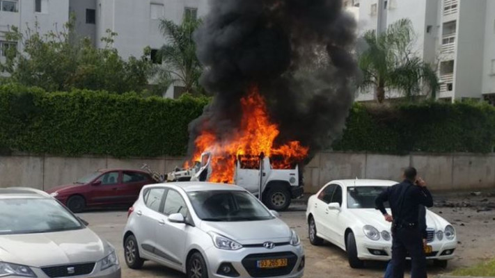 הרכב שעלה באש בניסיון החיסול בתל אביב. צילום: חטיבת דובר המשטרה